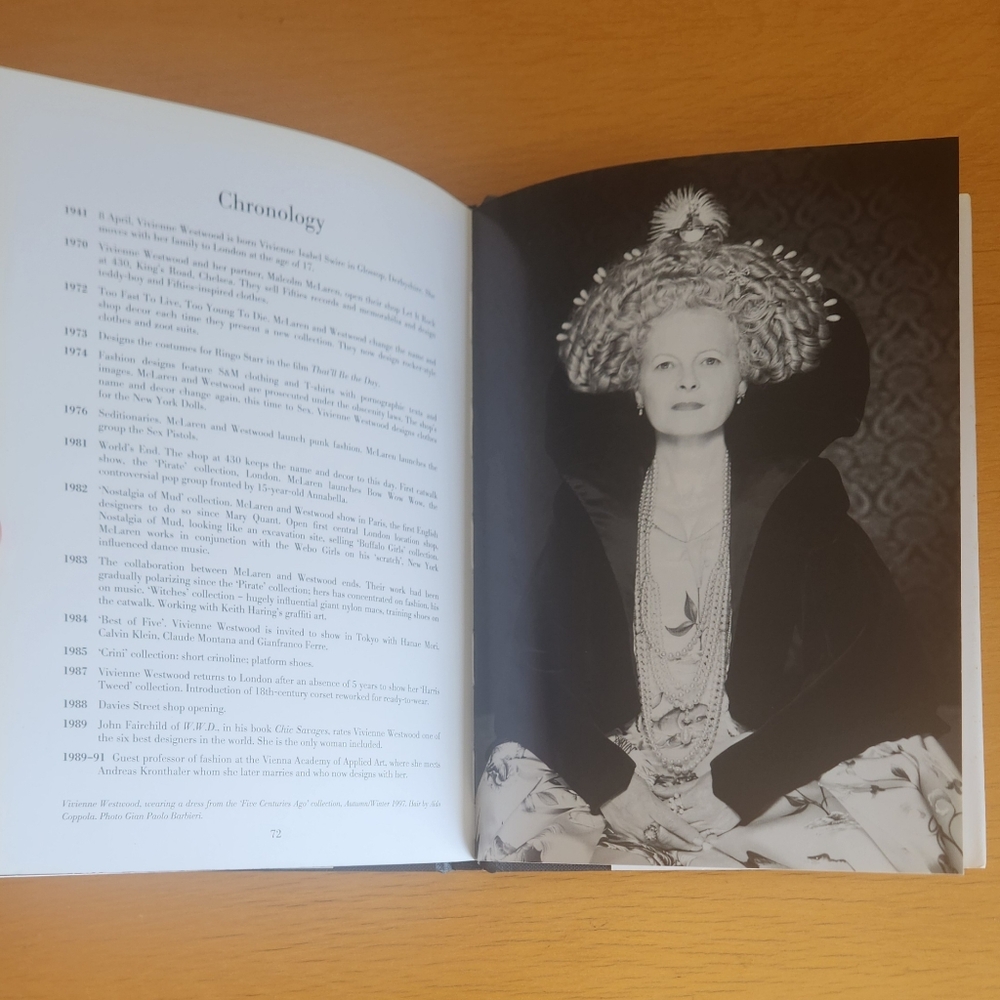 Assouline – Vivienne Westwood Universe of Fashion (1998) - Picture 15 of 16